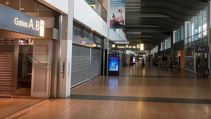Ausnahmezustand am Flughafen: Genervte Reisende, dunkle Gänge, überfordertes Personal - die Bilder aus Hamburg.