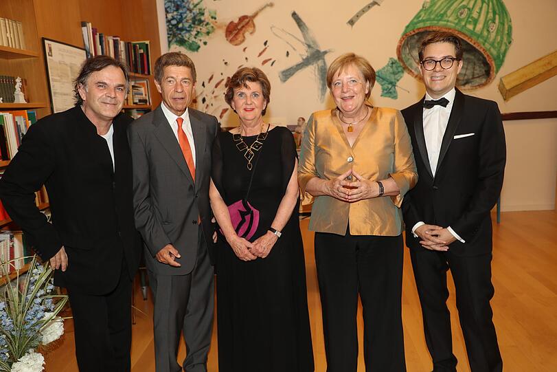 Intendant Markus Hinterhäuser (von links), Joachim Sauer, Helga Rabl Stadler, Bundeskanzlerin Angela Merkel und Lukas Crepaz stehen vor der Premiere von "Pique Dame" im Großen Festspielhaus im Rahmen der Salzburger Festspiele nebeneinander.