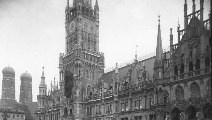 Droschken warten 1912 am Marienplatz – aber viel ist grad nicht los. Ein Hingucker: Der mittelalterliche Bau links hinten, in dem der Donisl war. Droschken warten 1912 am Marienplatz – aber viel ist grad nicht los. Ein Hingucker: Der mittelalterliche Bau links hinten, in dem der Donisl war.
