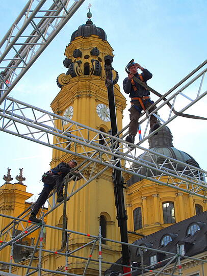 Die geschickten Kraxler vom Odeonsplatz bauen die Zuschauertribüne für den Tachtenumzug auf.