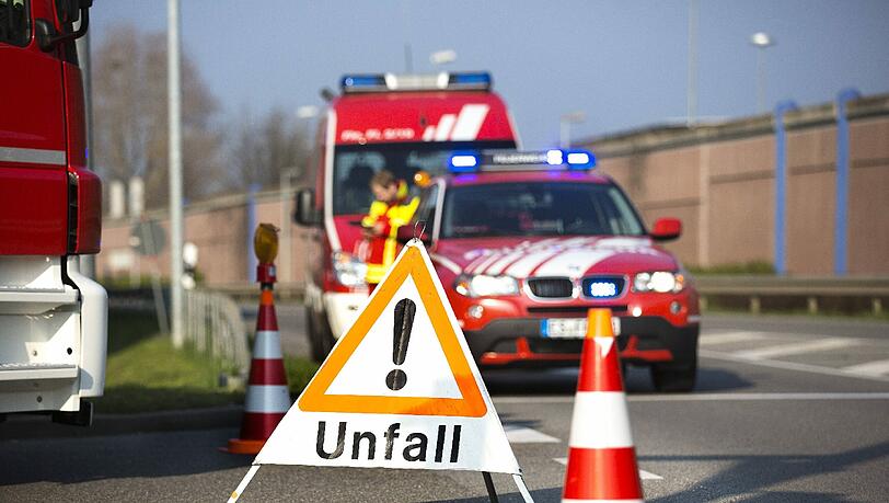 Die Feuerwehr war auf der Fahrt zu einem Einsatz, als sie den Unfall mitbekam. Die Feuerwehr war auf der Fahrt zu einem Einsatz, als sie den Unfall mitbekam.