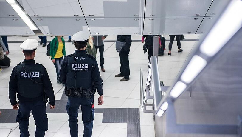Eine junge Frau wurde am Hauptbahnhof angegriffen und wandte sich direkt an eine Streife der Bundespolizei. Eine junge Frau wurde am Hauptbahnhof angegriffen und wandte sich direkt an eine Streife der Bundespolizei.