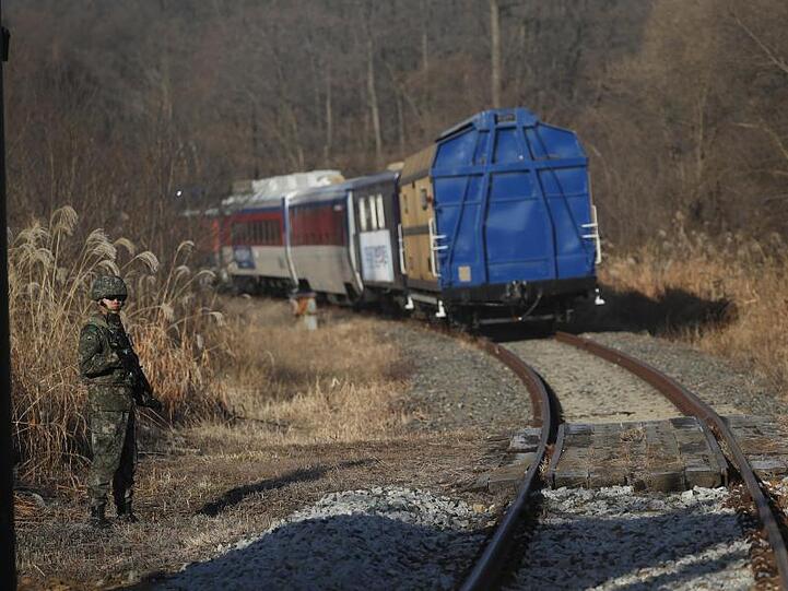 Austausch: Ein Zug mit südkoreanischen Beamten ist auf dem Weg nach Nordkorea. Dort soll über eine künftige Bahnverbindung gesprochen werden.