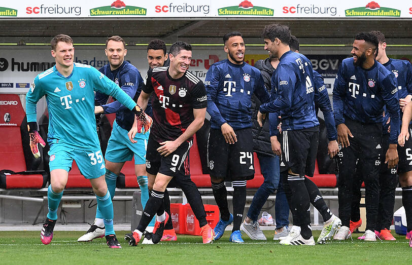 Robert Lewandowski lässt sich nach seinem Rekord von den Teamkollegen feiern. Alle 40 Saisontore von Bayerns Top-Torjäger zum Durchklicken...