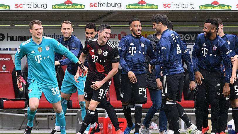 Robert Lewandowski lässt sich nach seinem Rekord von den Teamkollegen feiern. Alle 40 Saisontore von Bayerns Top-Torjäger zum Durchklicken... Robert Lewandowski lässt sich nach seinem Rekord von den Teamkollegen feiern. Alle 40 Saisontore von Bayerns Top-Torjäger zum Durchklicken...