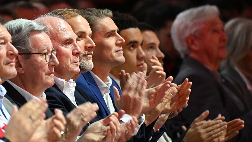 Bayerns Ehrenpräsident Uli Hoeneß (3.v.l), Trainer Thomas Tuchel (4.v.l) und Sportdirektor Christoph Freund (5.v.l) verfolgen die Jahreshauptversammlung.