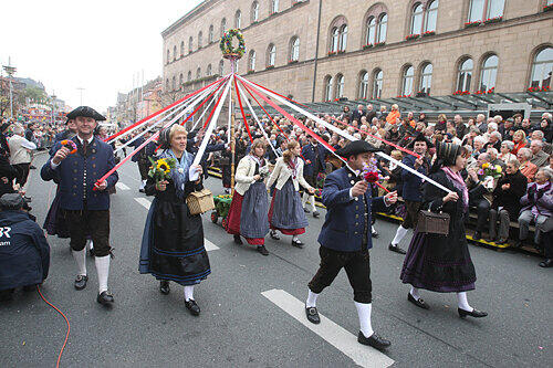 Am &bdquo;Bauerntag&ldquo; der Michaelis-Kirchweih mit dem Erntedank-Umzug säumten gestern über hunderttausend Schaulustige die Straßen.