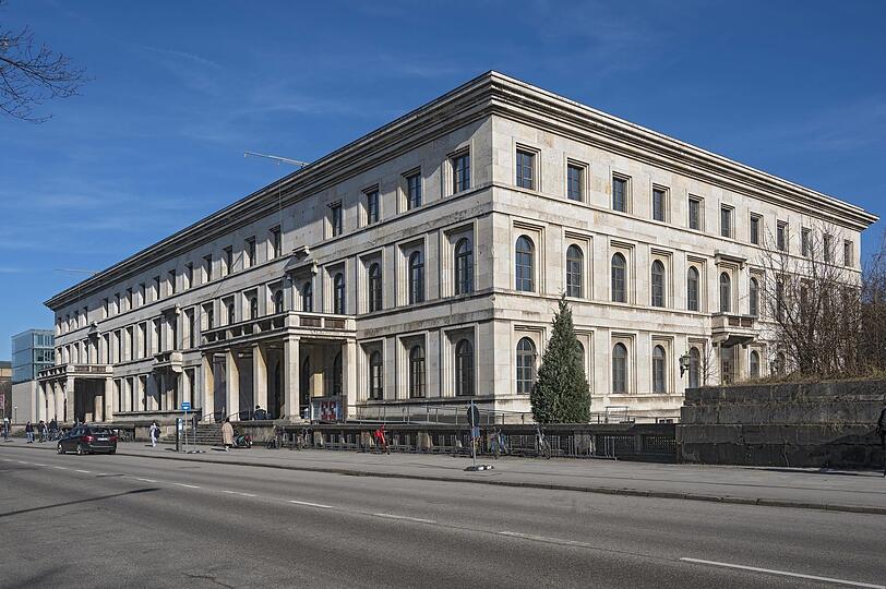 Von den Adlern sind nur die Löcher der Befestigung geblieben, sonst präsentiert sich das Hauptgebäude der Hochschule für Musik und Theater wie zur Zeit ihrer Erbauung in den Dreißiger Jahren.