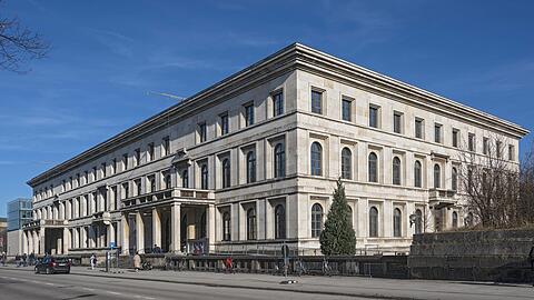 Von den Adlern sind nur die Löcher der Befestigung geblieben, sonst präsentiert sich das Hauptgebäude der Hochschule für Musik und Theater wie zur Zeit ihrer Erbauung in den Dreißiger Jahren.
