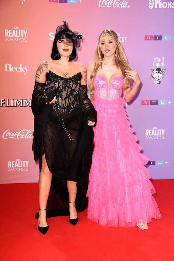 Gina Alicia (l.) und Luisa Krappmann bei den Reality-Awards 2024. Das rosafarbene Kleid der Blondine blieb an diesem Abend nicht unversehrt. Gina Alicia (l.) und Luisa Krappmann bei den Reality-Awards 2024. Das rosafarbene Kleid der Blondine blieb an diesem Abend nicht unversehrt.