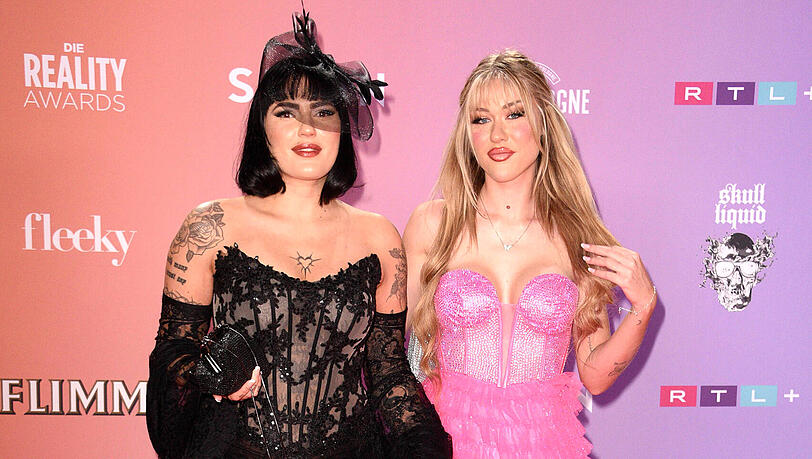 Gina Alicia (l.) und Luisa Krappmann bei den Reality-Awards 2024. Das rosafarbene Kleid der Blondine blieb an diesem Abend nicht unversehrt. Gina Alicia (l.) und Luisa Krappmann bei den Reality-Awards 2024. Das rosafarbene Kleid der Blondine blieb an diesem Abend nicht unversehrt.