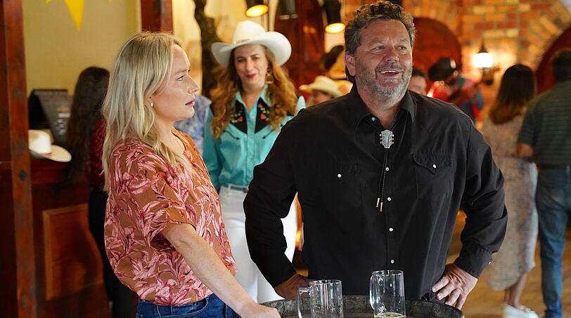 Country-Fan Detective Shepherd (Neill Rea) f&uuml;hlt sich beim Linedance mit Pathologin Gina (Cristina Ionda, Mitte) und Kristin Sims (Fern Sutherland) sichtlich wohl.