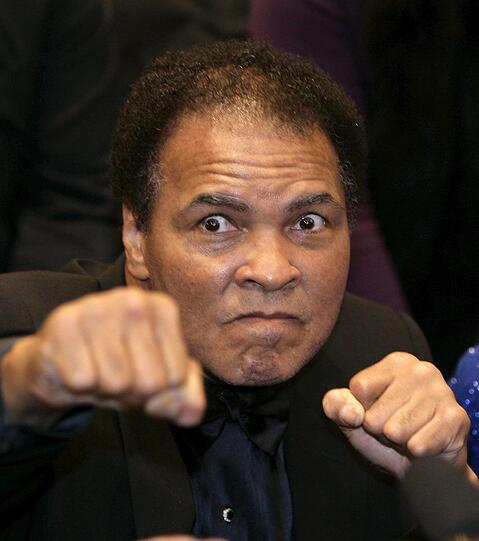61 Kämpfe, 56 Siege (37 K.o.), Olympiasieger im Halbschwergewicht 1960, dreimal Weltmeister im Schwergewicht, Hall of Fame des Boxsports (1990), Entzünder des 
Olympischen Feuers in Atlanta (1996), Sportler des Jahrhunderts 
(IOC-Wahl 1999), Freiheitsmedaille (2005/höchste zivile Auszeichnung 
der USA) - Am 17. Januar wird Muhammad Ali (geb. als Cassius Marcellus Clay) 70 Jahre alt. Herzlichen Glückwunsch!