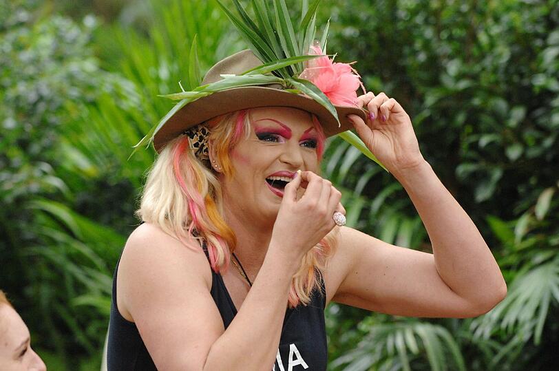 Olivia Jones bei der Dschungelprüfung. Dass sie eigentlich ein Mann ist, hat Joey echt umgehauen.