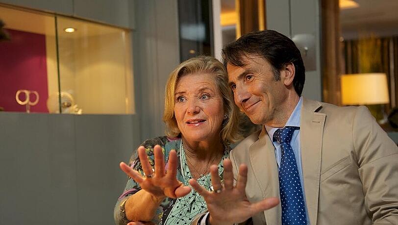 Um seiner Mutter vorzuspielen, er sei verheiratet, müssen sich Bruno (Bruno Maccallini) und Jutta (Jutta Speidel) auf einen Ehering einigen Um seiner Mutter vorzuspielen, er sei verheiratet, müssen sich Bruno (Bruno Maccallini) und Jutta (Jutta Speidel) auf einen Ehering einigen