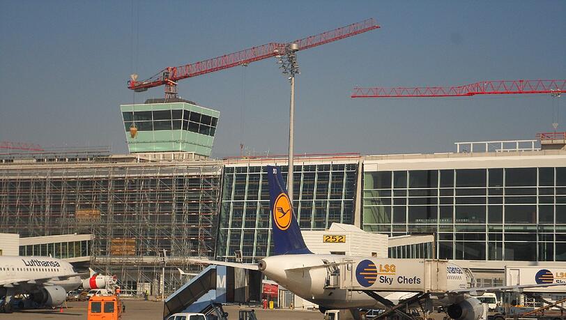 Noch wird hier kräftig gebaut – aber schon nächstes Jahr soll der neue Satellit auf dem Vorfeld vor Terminal 2 eröffnet werden. Er wird 52 Abfluggates haben. Noch wird hier kräftig gebaut – aber schon nächstes Jahr soll der neue Satellit auf dem Vorfeld vor Terminal 2 eröffnet werden. Er wird 52 Abfluggates haben.