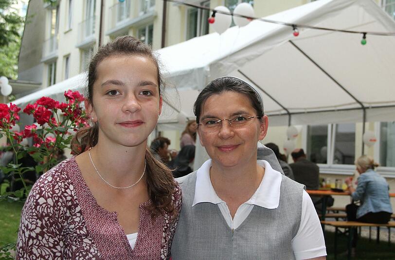 Im Jugendwohnheim Marienheim im München hat Elisabeth Braun (l) immer einen Ansprechpartner. Wenn sie Fragen hat, kann sie etwa zur Leiterin Schwester Anna Flasza gehen.