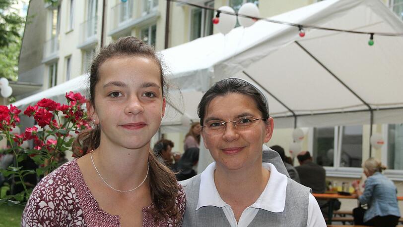 Im Jugendwohnheim Marienheim im München hat Elisabeth Braun (l) immer einen Ansprechpartner. Wenn sie Fragen hat, kann sie etwa zur Leiterin Schwester Anna Flasza gehen.