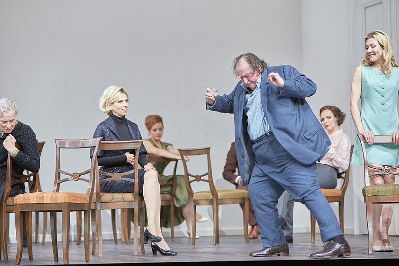 Ulrike Willenbacher (Awdotja Nasarowna), Hanna Scheibe (Marfa Jegorowna Babakina), Pauline Fusban (Erstes Fräulein), Oliver Nägele (Pawel Kiriljitsch Lebedjew), Juliane Köhler (Sinaida Sawischna), Genija Rykova (Sascha) in "Iwanow"