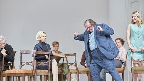 Ulrike Willenbacher (Awdotja Nasarowna), Hanna Scheibe (Marfa Jegorowna Babakina), Pauline Fusban (Erstes Fräulein), Oliver Nägele (Pawel Kiriljitsch Lebedjew), Juliane Köhler (Sinaida Sawischna), Genija Rykova (Sascha) in "Iwanow"