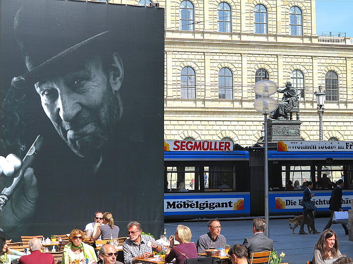 Bei schönstem Wetter habe ich ein paar Baustellen im Zentrum gesehen und kreativ fotografiert. Viele Besucher genießen ein Sonnenbad und machen eine Essenpause am Max-Joseph-Platz. Die Tauben, die auf den ersten Blick verletzt oder krank ausschauen, aalen sich eigentlich in der Sonne.