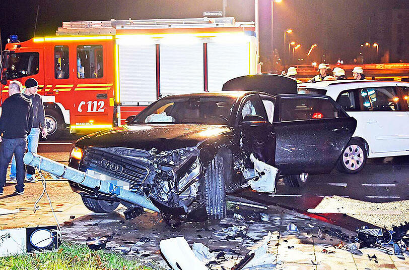 Endstation Ampel: Der Audi wurde durch den Crash auf den Fußgängerweg geschleudert.