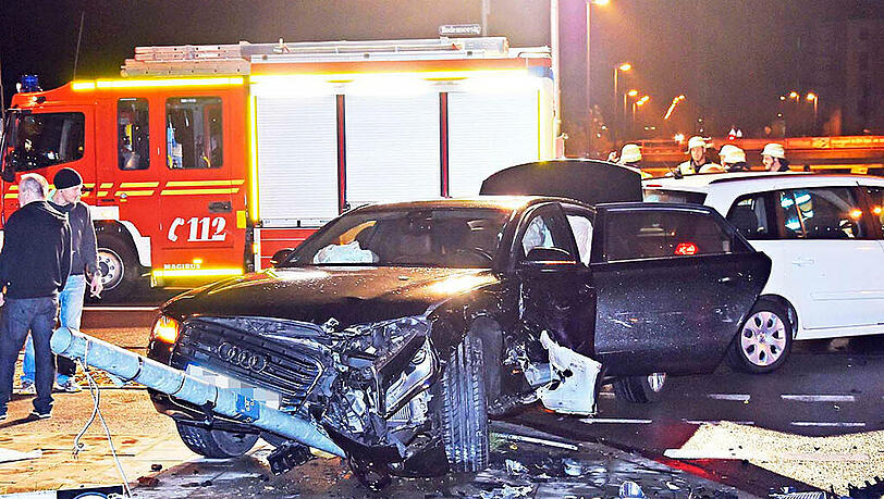 Endstation Ampel: Der Audi wurde durch den Crash auf den Fußgängerweg geschleudert. Endstation Ampel: Der Audi wurde durch den Crash auf den Fußgängerweg geschleudert.