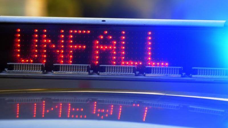 Auf einem Polizeifahrzeug warnt eine Leuchtschrift vor einer Unfallstelle. Foto: Stefan Puchner/Archivbild