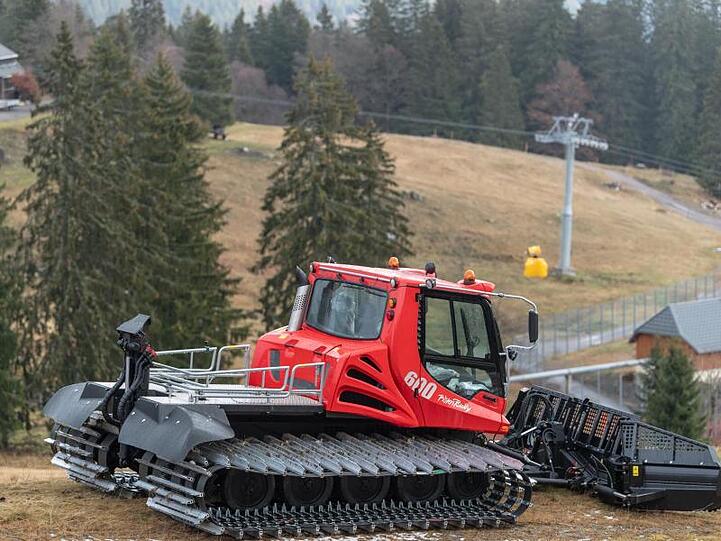 Warten auf den Schnee im Schwarzwald: Ein Pistenbully auf dem braun-grünen Feldberg.