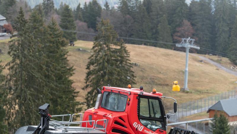 Warten auf den Schnee im Schwarzwald: Ein Pistenbully auf dem braun-grünen Feldberg. Warten auf den Schnee im Schwarzwald: Ein Pistenbully auf dem braun-grünen Feldberg.
