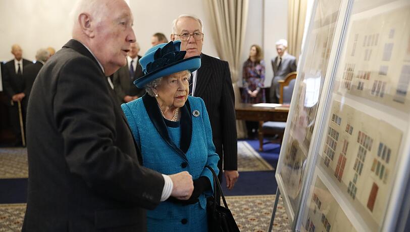 Die Queen bei einer Marken-Ausstellung. Die Queen bei einer Marken-Ausstellung.