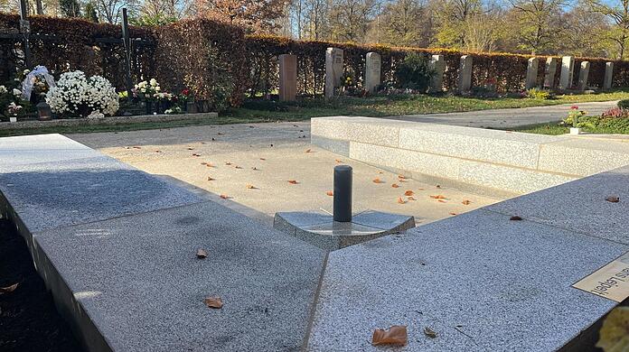 So sieht der neue Ort zum Verweilen gegen&uuml;ber des Ehrengrabs f&uuml;r Sophie und Hans Scholl und Christoph Probst auf dem Perlacher Friedhof aus.