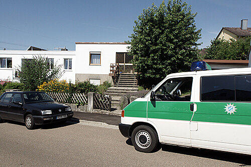 Das Haus von Helmut H. in Abensberg wird von der Polizei abgeschirmt.