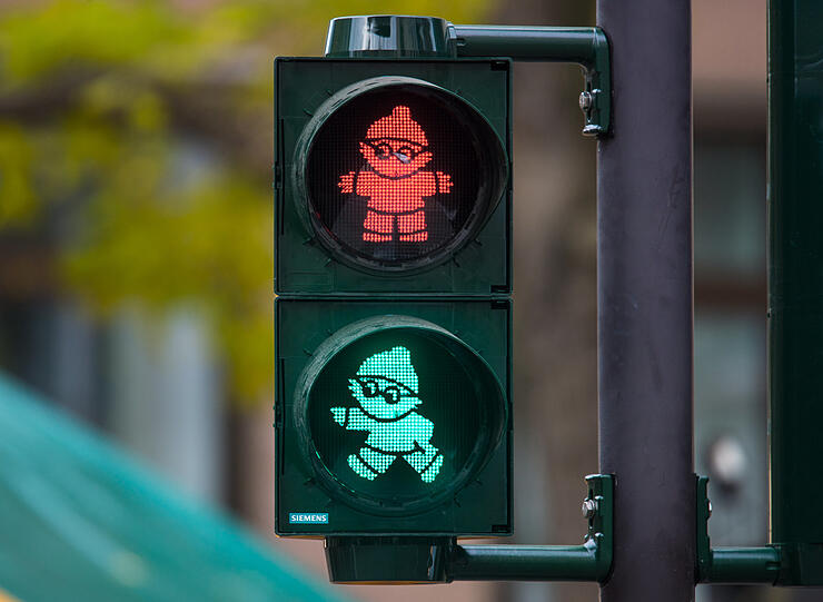 Durch den Nachleucht-Effekt während des Wechsels von Rot auf Grün sind bei dieser Aufnahme aus Mainz beide Mainzel-Ampelmännchen sichtbar.