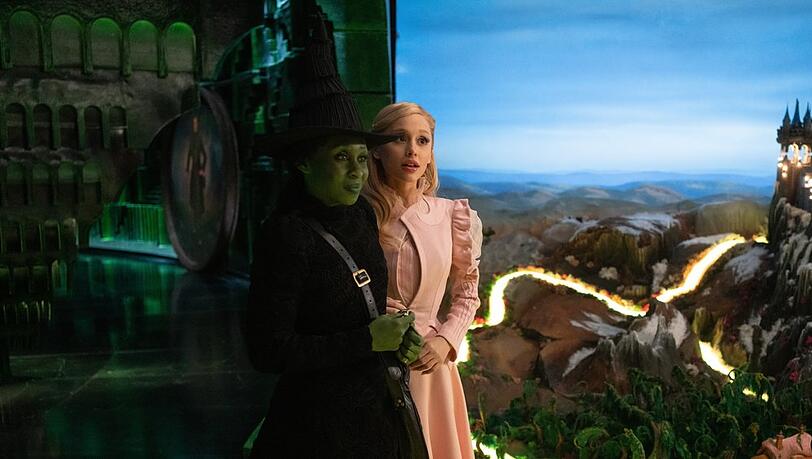 Cynthia Erivo (l.) und Ariana Grande verkörpern in "Wicked" die Hexen Elphaba und Glinda.