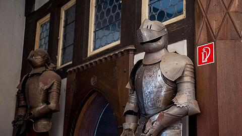 Ritterrüstungen im Schloss Mainberg. Das 1540 erbaute Schloss steht zum Verkauf und soll 3,25 Millionen Euro kosten.