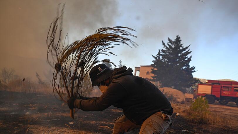 Hunderte Feuerwehrleute, aber auch viele Freiwillige sind in Griechenland im Dauereinsatz.
