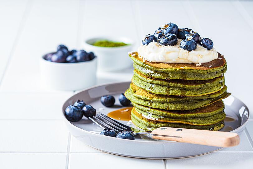 Anschlie&szlig;end wird das Eiwei&szlig; steif geschlagen und vorsichtig unter den Teig gehoben, damit die Pancakes sch&ouml;n locker werden. Dann etwas &Ouml;l in eine Pfanne geben und den Teig portionsweise hineingeben. Die Pfannkuchen von beiden Seiten goldbraun ausbacken. Die Matcha-Pancakes schmecken hervorragend mit frischen Beeren, Bananenscheiben, klein gew&uuml;rfelten Apfelst&uuml;cken, Kokoscreme, Quark sowie Nussmus oder Ahornsirup.