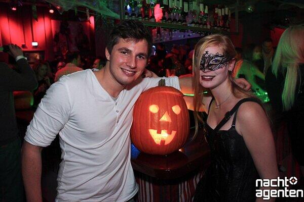 Rococo Halloween Clubbing im 8 Seasons. Mehr Bilder unter: www.nachtagenten.de.