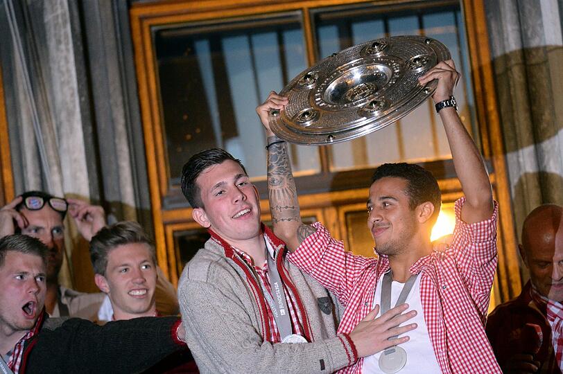 So sehen Sieger aus! Ausgelassen feiern die Bayern-Stars die früheste Meisterschaft der Geschichte. Die Bilder vom Marienplatz