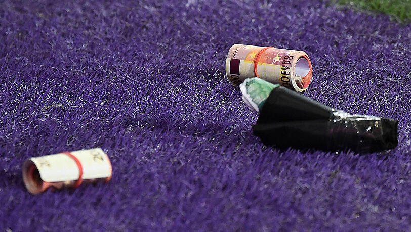 Die Bayern-Fans warfen etliche Falschgeld-Bündel auf den Rasen. Die Bayern-Fans warfen etliche Falschgeld-Bündel auf den Rasen.