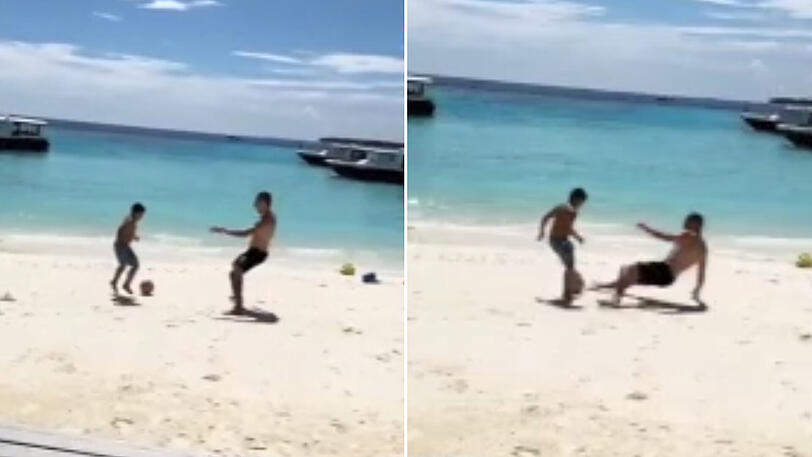 Franck Ribéry lässt sich am Strand von seinem Sohnemann austricksen.