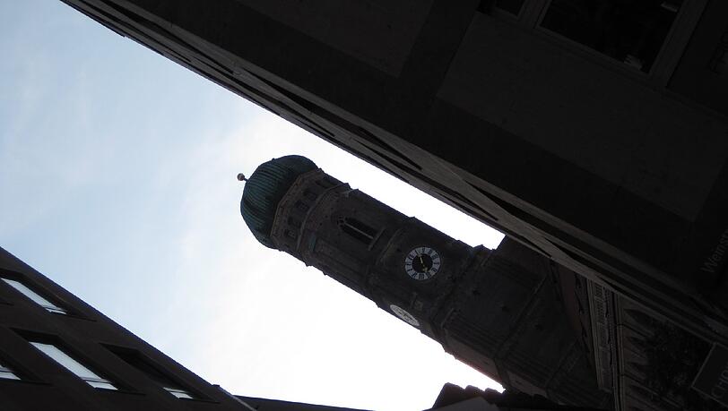Schwarz-weiß - und ein ganz zartes Blau.
