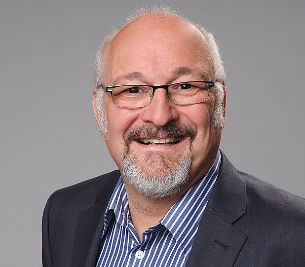 Der 58-jährige Badener Publizist und Friedensaktivist Jürgen Gräßlin. Das Buch von  Jürgen Grässlin, Daniel M. Harrich, Danuta Harrich-Zandberg: &bdquo;Netzwerk des Todes &ndash; Die kriminellen Verflechtungen von Waffenindustrie und Behörden&ldquo; erscheint bei Heyne nächste Woche.
