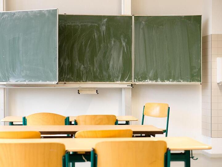 Ein leeres Klassenzimmer einer Schule. Foto: Peter Endig/dpa-Zentralbild/dpa/Symbolbild