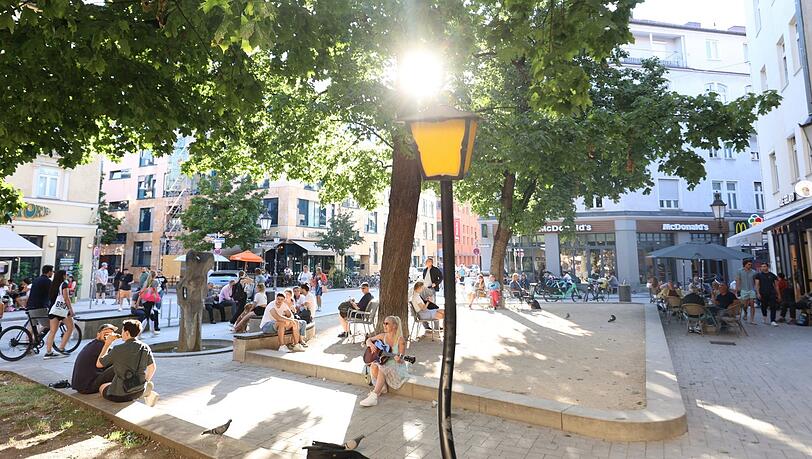 Monaco Fränzy am Wedekindplatz mit der berühmten Laterne - ein neuer Sommer-Hotspot.