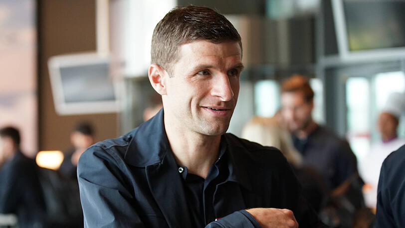 Bei WM-Turnieren stets an Manuel Neuers Seite: Thomas Müller hier vor der Abreise nach Katar. Bei WM-Turnieren stets an Manuel Neuers Seite: Thomas Müller hier vor der Abreise nach Katar.
