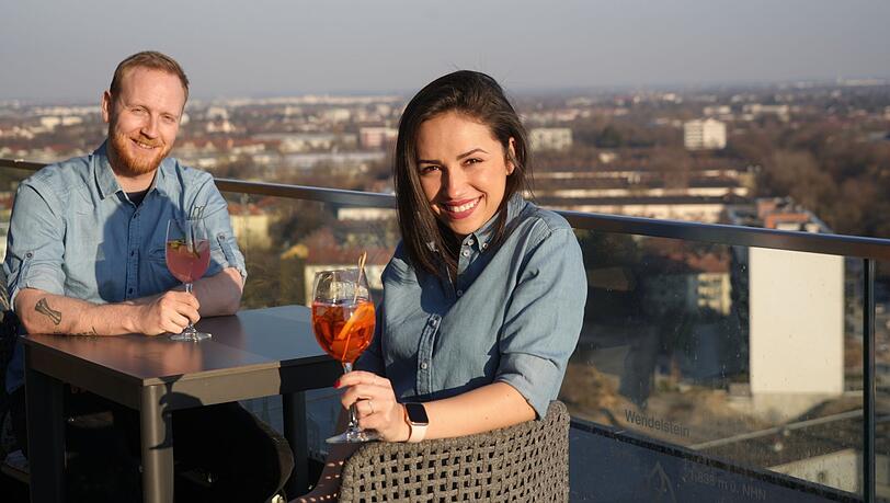 Alex und Fernanda genießen ihren Spritz auch gerne einmal in luftiger Fitzroy-Höhe.