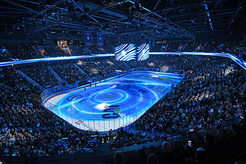 Der Ende Septemerb 2024 eröffnete SAP Garden fasst bei Eishockey-Spielen 10.796 Zuschauer, bei Basketball-Partien sind es 11.500.