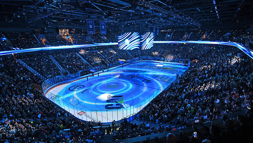 Der Ende Septemerb 2024 eröffnete SAP Garden fasst bei Eishockey-Spielen 10.796 Zuschauer, bei Basketball-Partien sind es 11.500. Der Ende Septemerb 2024 eröffnete SAP Garden fasst bei Eishockey-Spielen 10.796 Zuschauer, bei Basketball-Partien sind es 11.500.